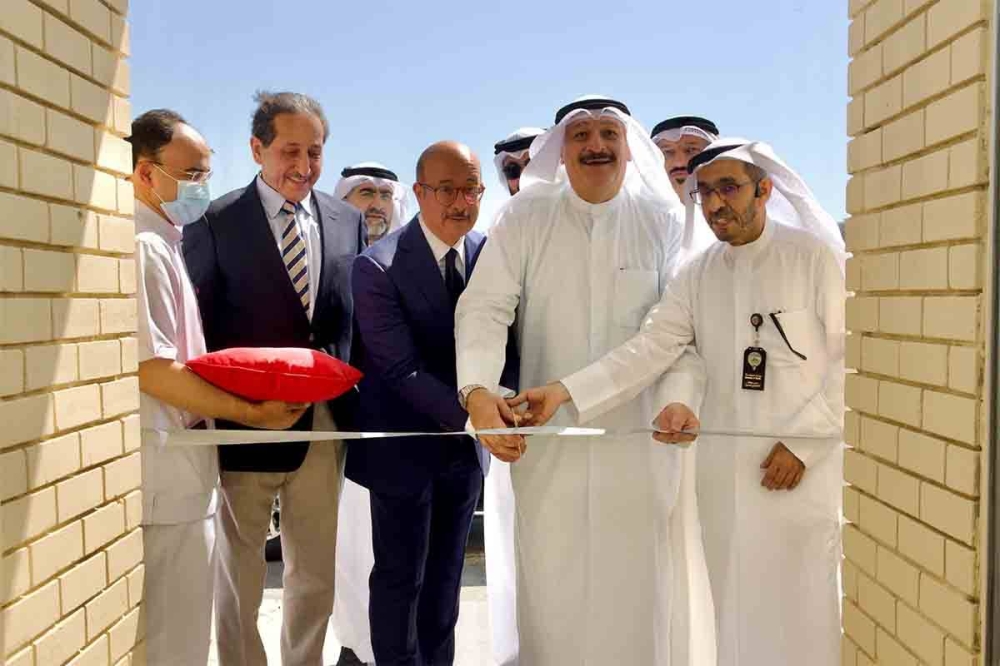 وزير الصحة يقص شريط الافتتاح