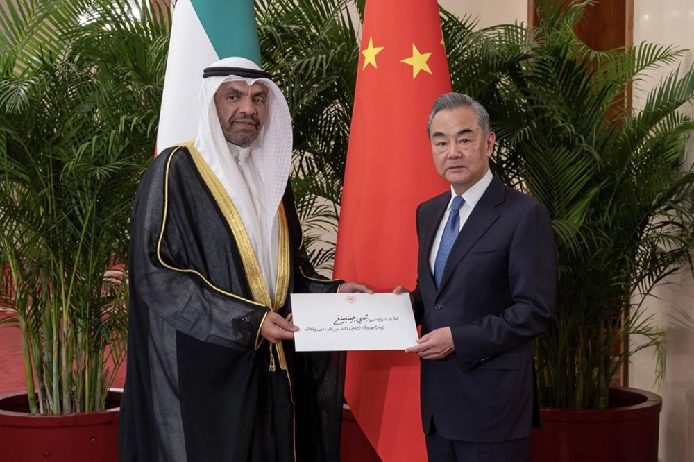وزير الخارجية خلال تسليمه رسالة الأمير إلى نظيره الصيني 