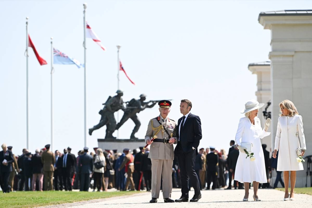 تشارلز وماكرون مع زوجتيهما أمام النصب التذكاري لـ «نورماندي» (د ب أ) 