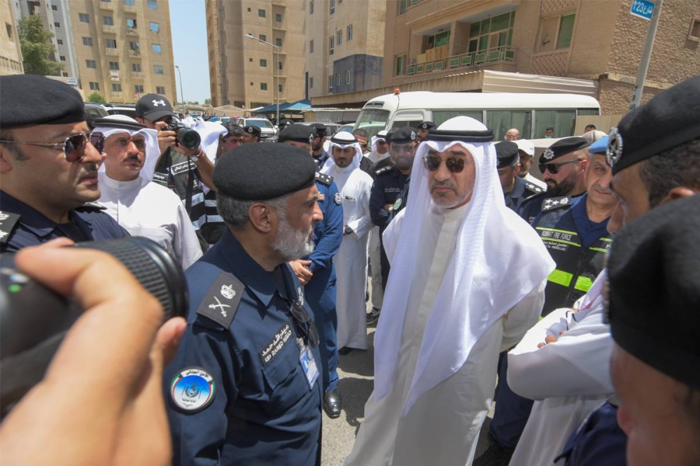 اليوسف أمام المبنى المحترق