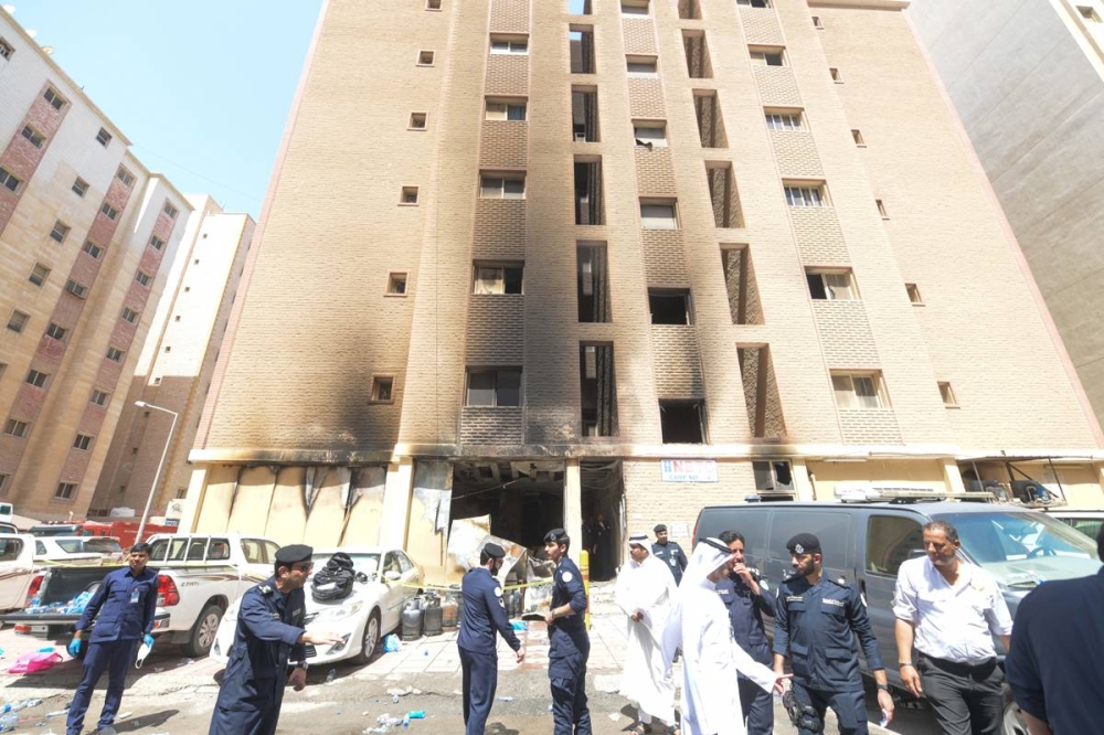 عناصر أمنية خلال تفقّد المبنى 