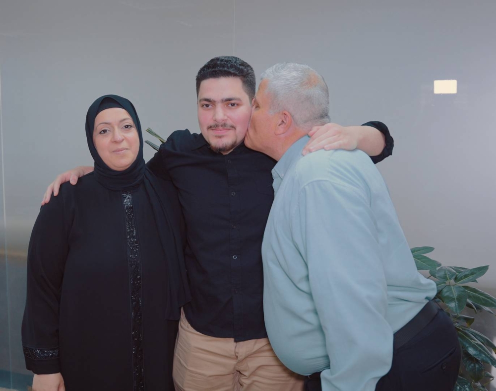 النجار مع والديه