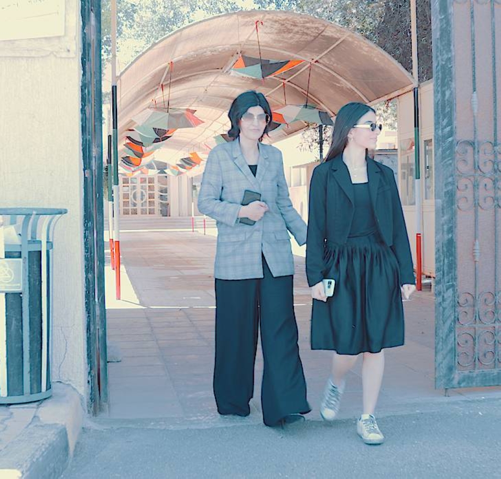 الجيران مع والدتها