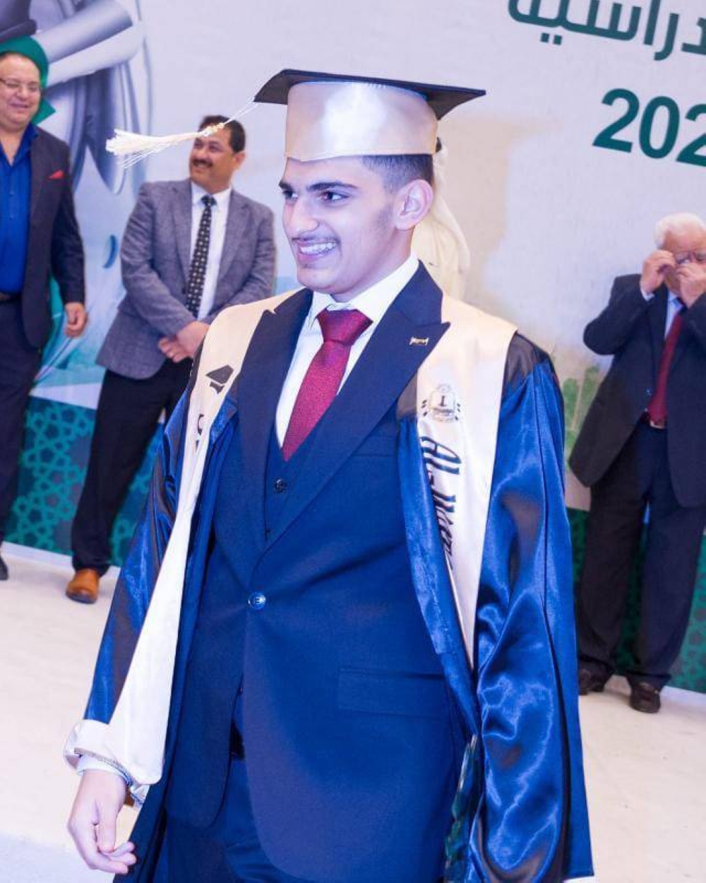 الخريج المتفوق مالك عدنان محمود 