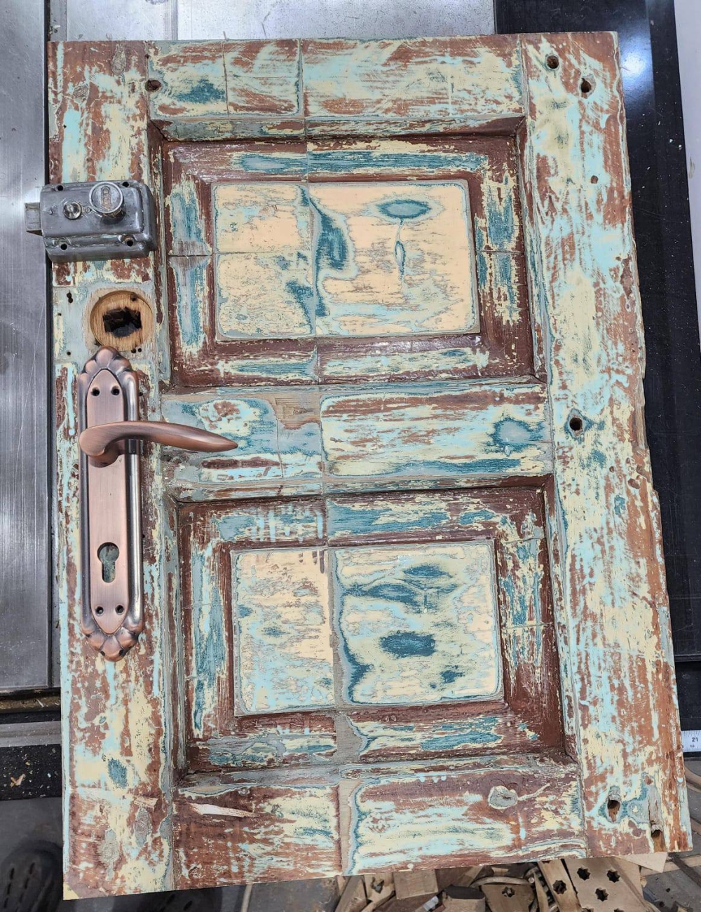 من الأبواب المعروضة في الدورة