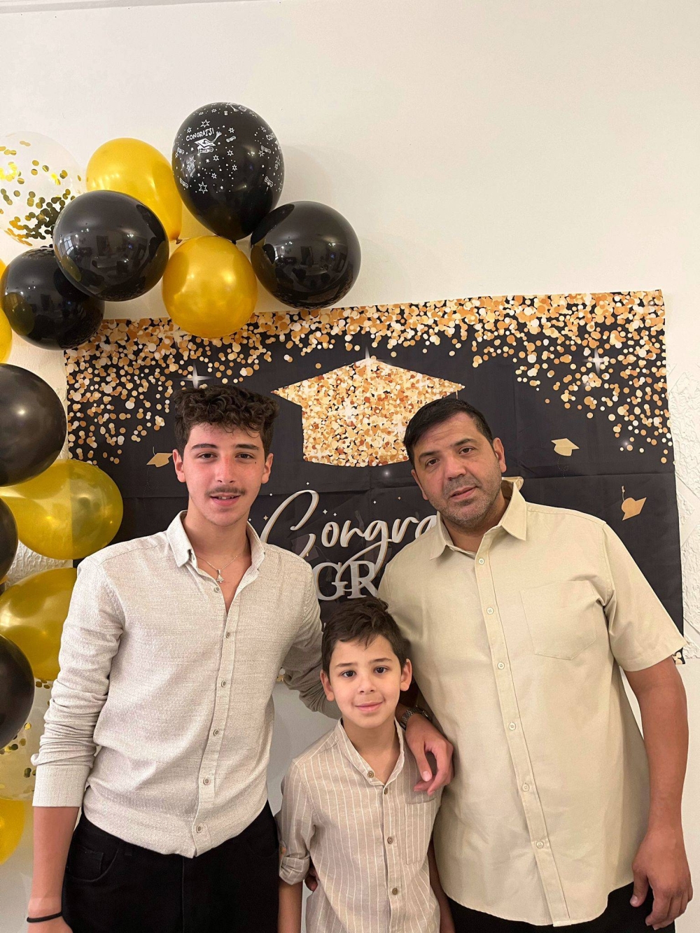 أحمد شيت مع والده وأخيه