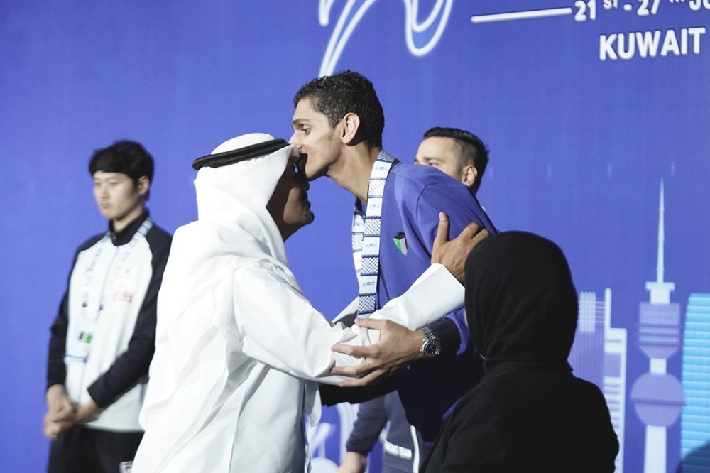  اللاعب يوسف الشملان وقبلة التتويج