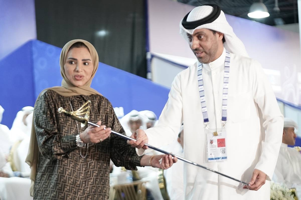 الشملان يقدم السيف هدية لراعية الحفل