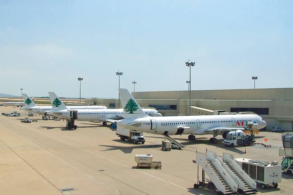 صورة نشرتها صفحة «إسرائيل بالعربية» لأحد مدرجات مطار بيروت مرفقة مع تقرير «تلغراف»