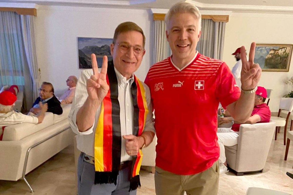 السفيران السويسري والألماني قبل انطلاق المباراة