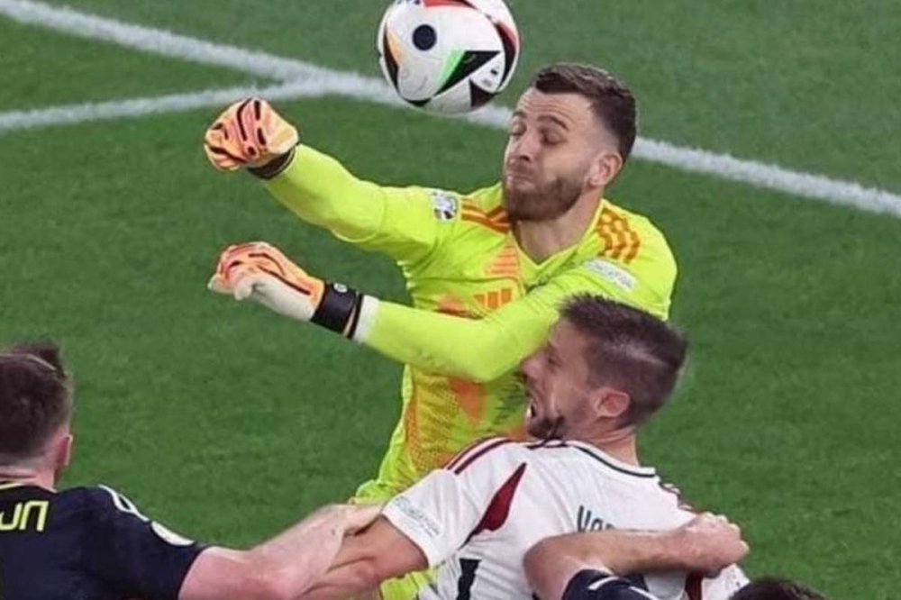 لقطة إصابة بارناباس فارغا لاعب المجر في مواجهة اسكتلندا 