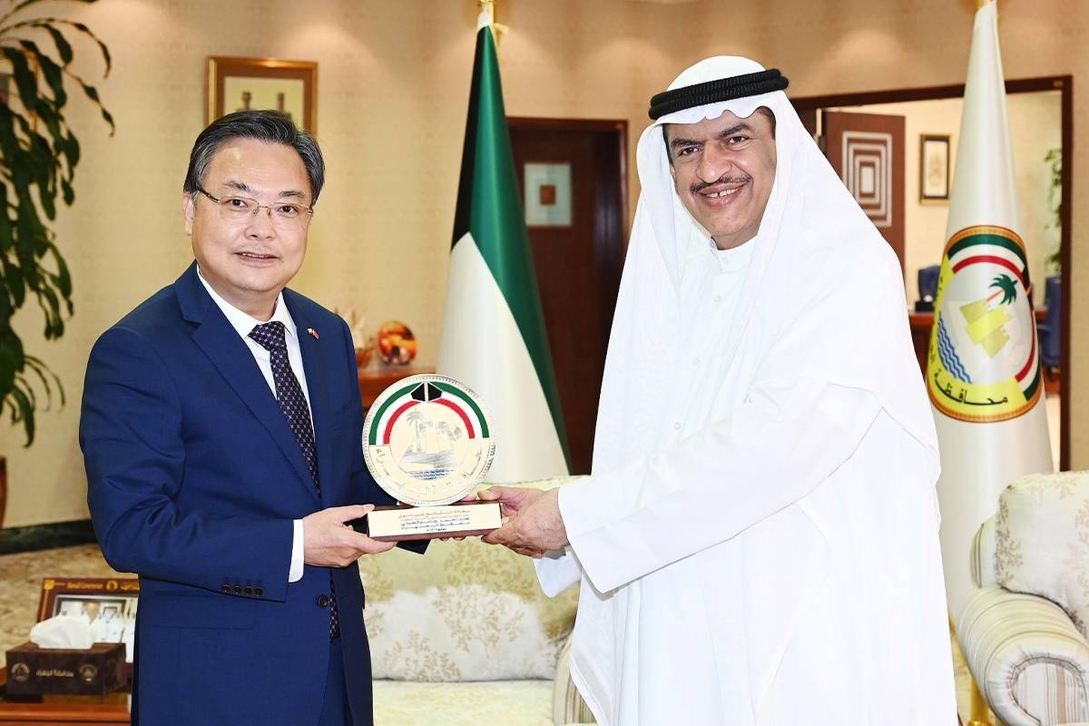 محافظ الجهراء يقدم الدرع التذكاري إلى سفير الصين