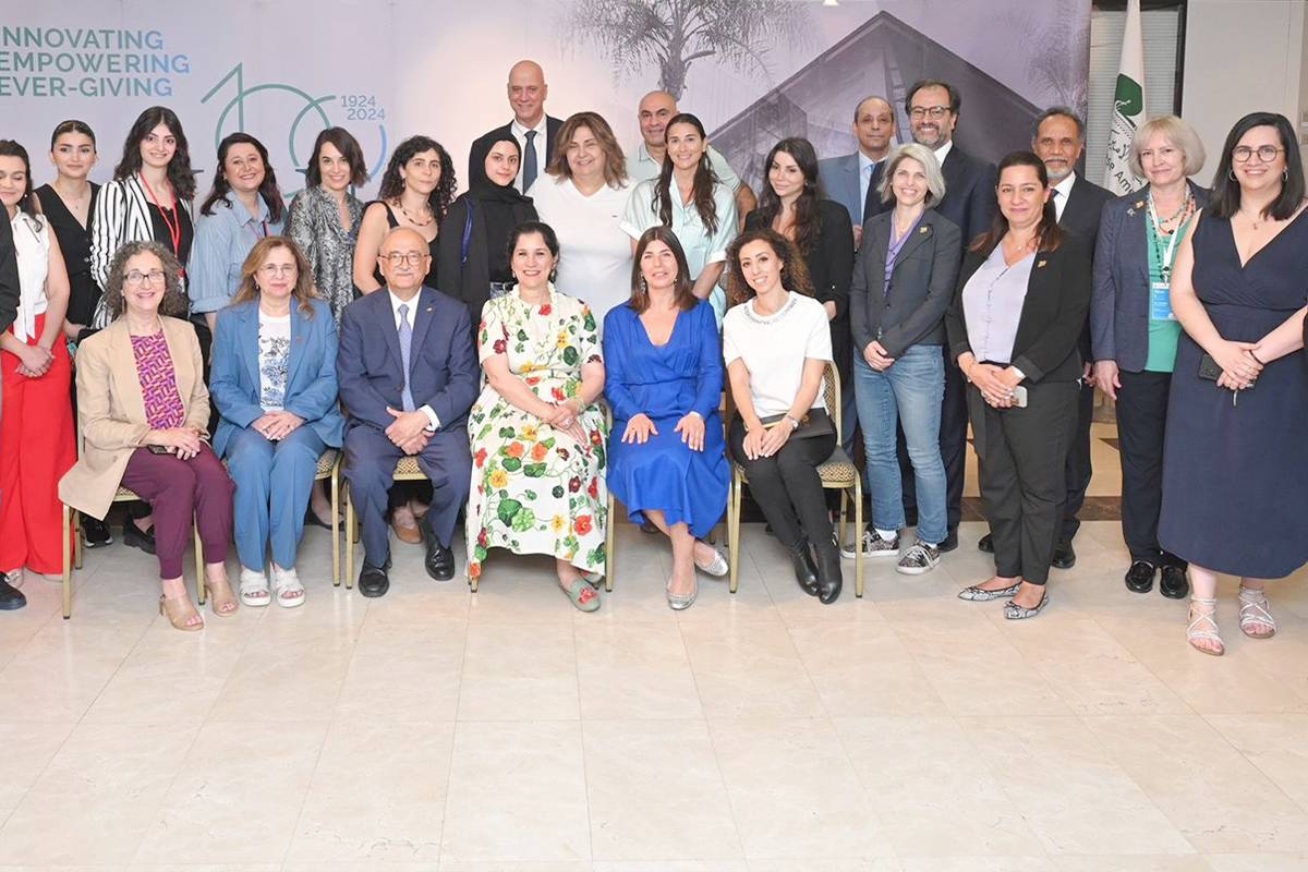 انتصار العلي ورئيس الجامعة اللبنانية الأميركية وممثلو سفارة الكويت لدى لبنان ومسؤولو مؤسسة انتصار والمعهد العربي المرأة