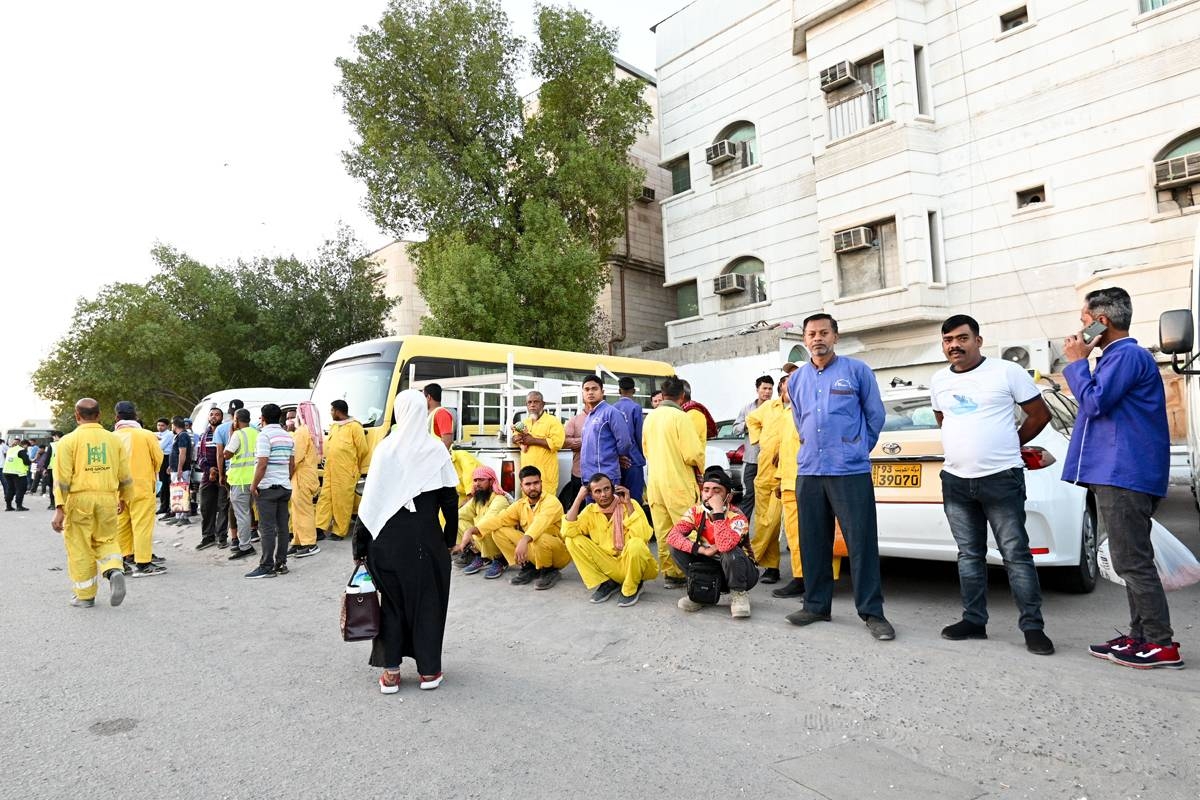 عدد من العمال أثناء الحملة 