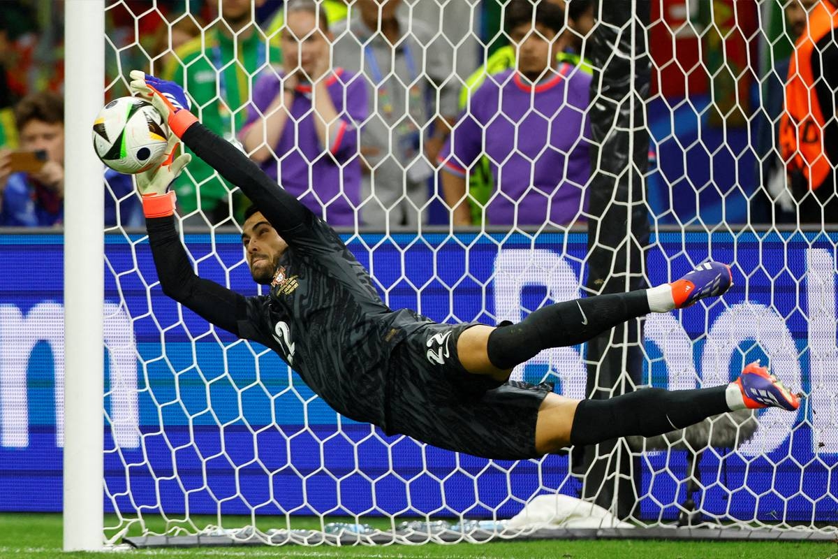 ديوغو كوستا يتصدى لركلة ترجيح أمام سلوفينيا 