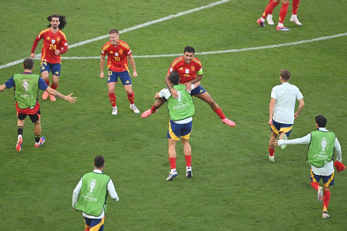 فرحة لاعبي منتخب إسبانيا بعد التأهل