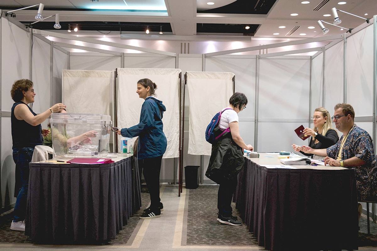 فرنسيون بمركز تصويت في مونتريال (أ ف ب)