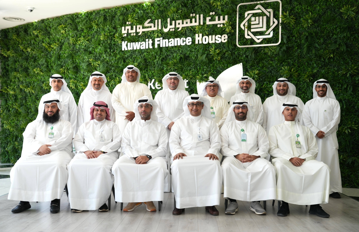 صورة جماعية عقب توقيع الشراكة