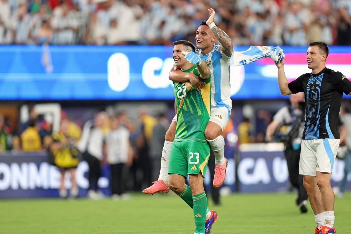 هداف البطولة لاوتارو مارتينيز يحتفل بعد التأهل