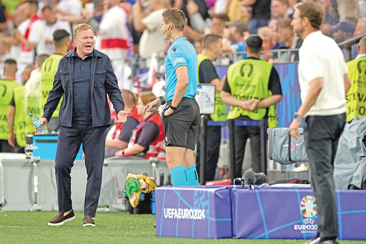 كومان يعترض على قرار الحكم أثناء المباراة