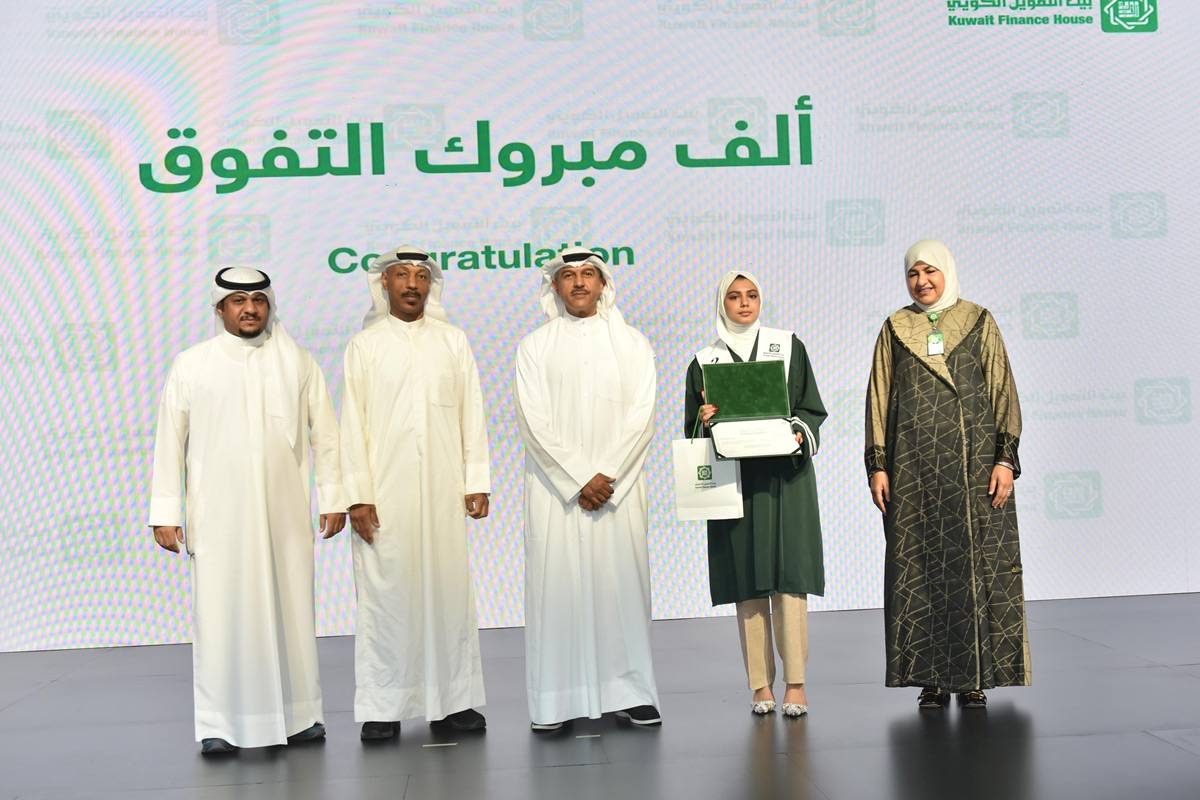 عبدالوهاب الرشود وعبدالله أبو الهوس ولمياء الطبطبائي في تكريم ابنة الموظف نواف سلطان