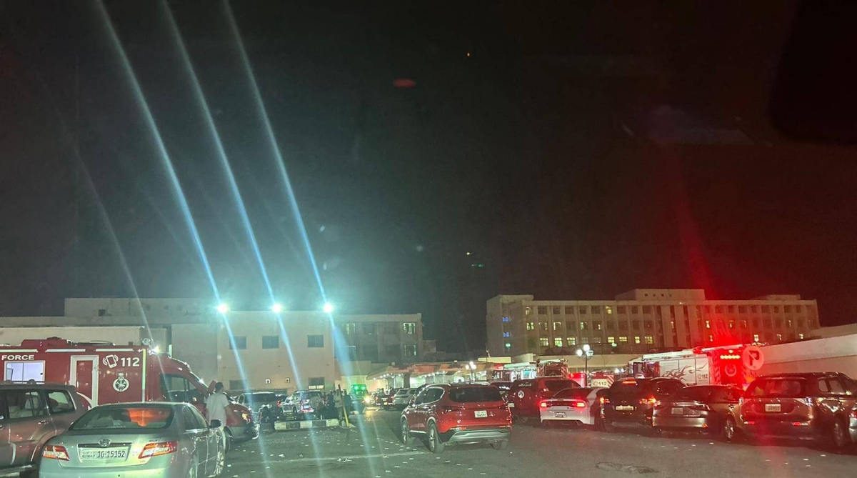 تواجد آليات الإطفاء وسيارات الإسعاف أمام مدخل الطوارئ