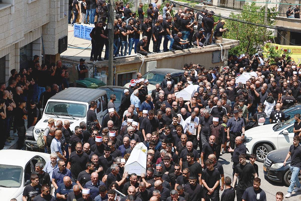 دروز يشيعون ضحايا هجوم مجدل شمس بالجولان المحتل (رويترز)