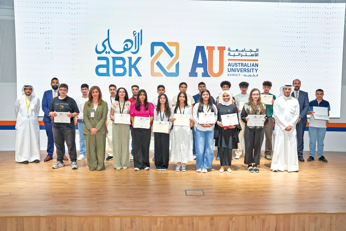 الأربش مع الطلبة خلال حفل التكريم