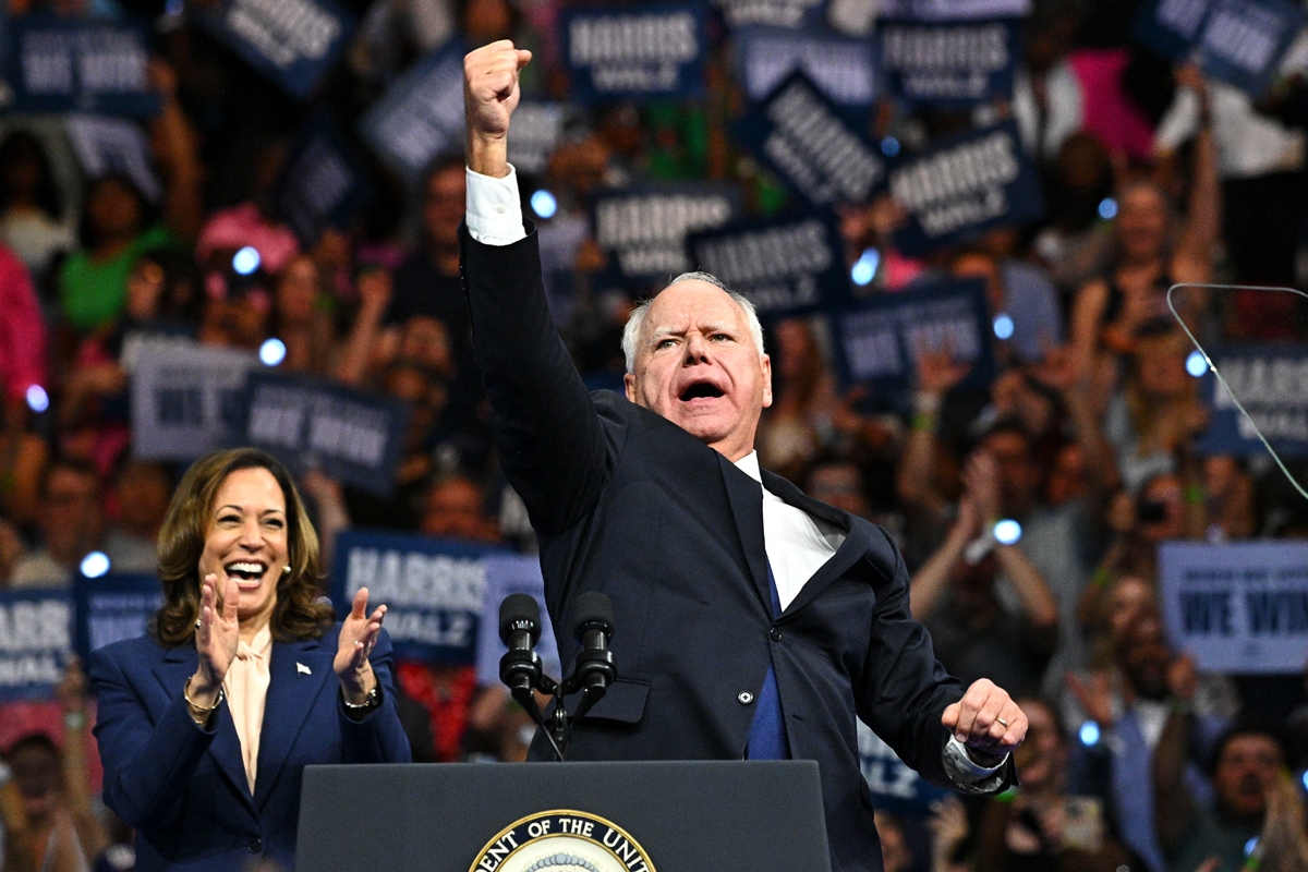 هاريس ونائبها المحتمل والز خلال تجمع انتخابي بفيلادلفيا (د ب أ)