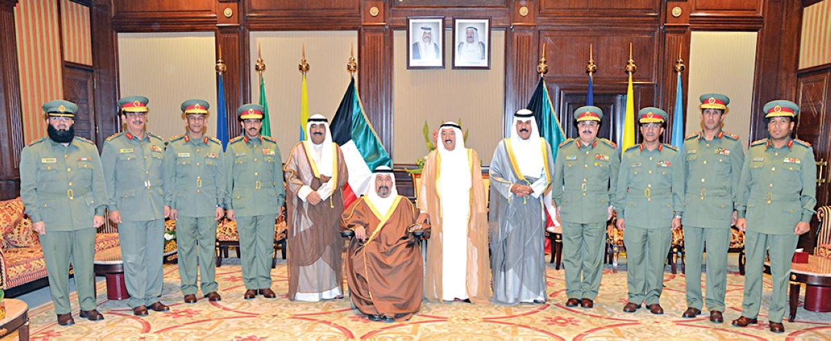 الفقيد خلال زيارة الأمير الراحل الشيخ صباح الأحمد للحرس الوطني... ويبدو الأمير الراحل الشيخ نواف الأحمد وصاحب السمو الشيخ مشعل الأحمد