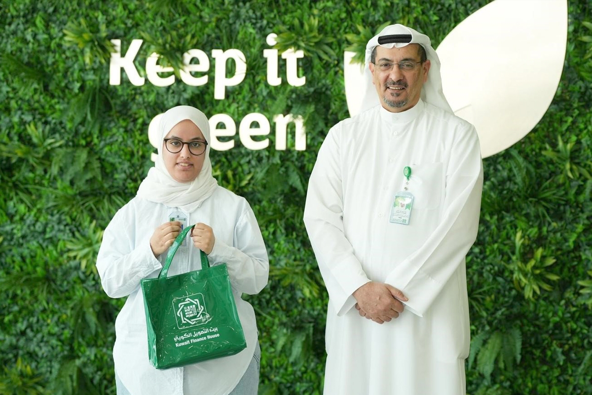 زياد العمر مع إحدى المتدربات