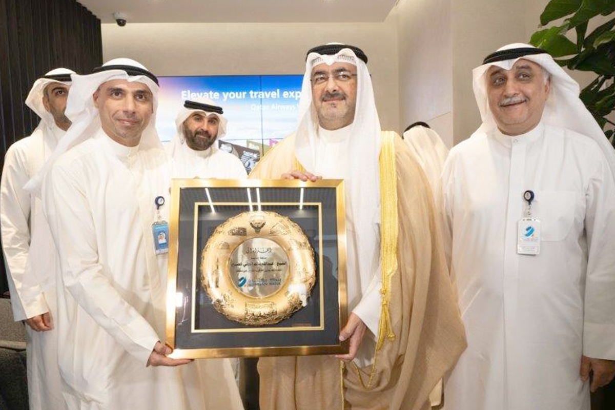 فاضل عبدالله ومناف المنيفي يقدمان درعاً تذكارية للمحافظ