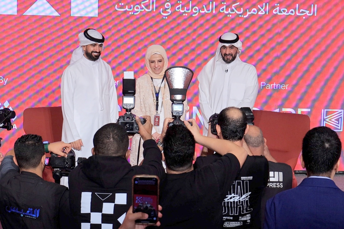 المضف وأريج الغانم في ختام الجلسة الحوارية بمهرجان السينما الدولي في الجامعة الأمريكية