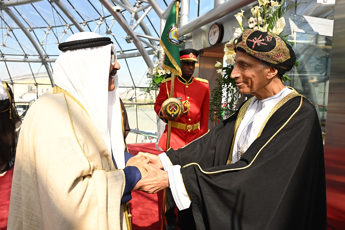 سمو الأمير مستقبلاً نائب رئيس الوزراء لشؤون مجلس الوزراء في سلطنة عمان