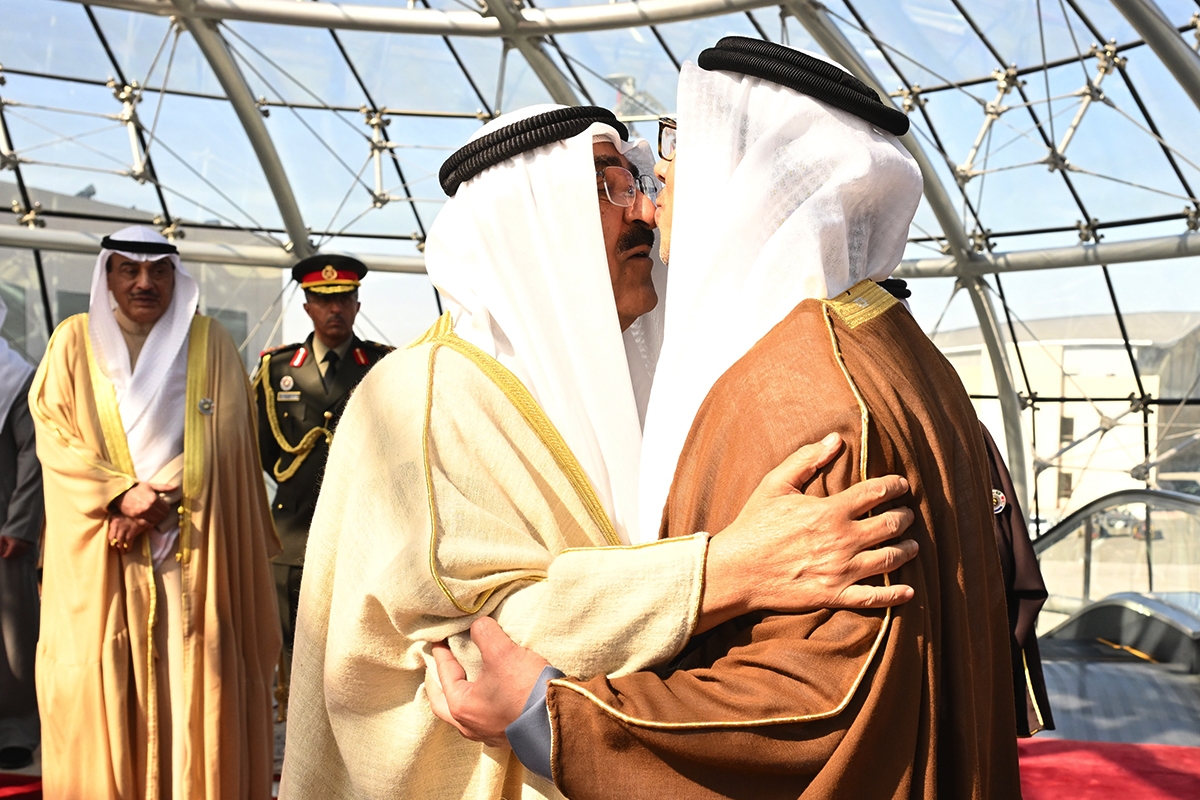 سمو الأمير مستقبلاً نائب الرئيس الإماراتي