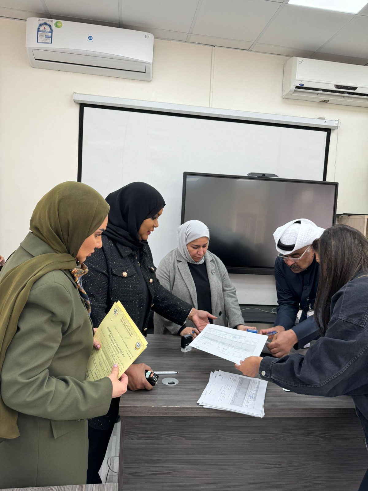 الحويلة وقيادات «الاعاقة» خلال انجاز معاملات الجهات التعليمية لصرف دفعاتهم المالية المتأخرة