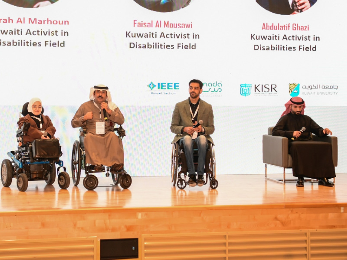 العنزي متحدثاً في الحلقة النقاشية 