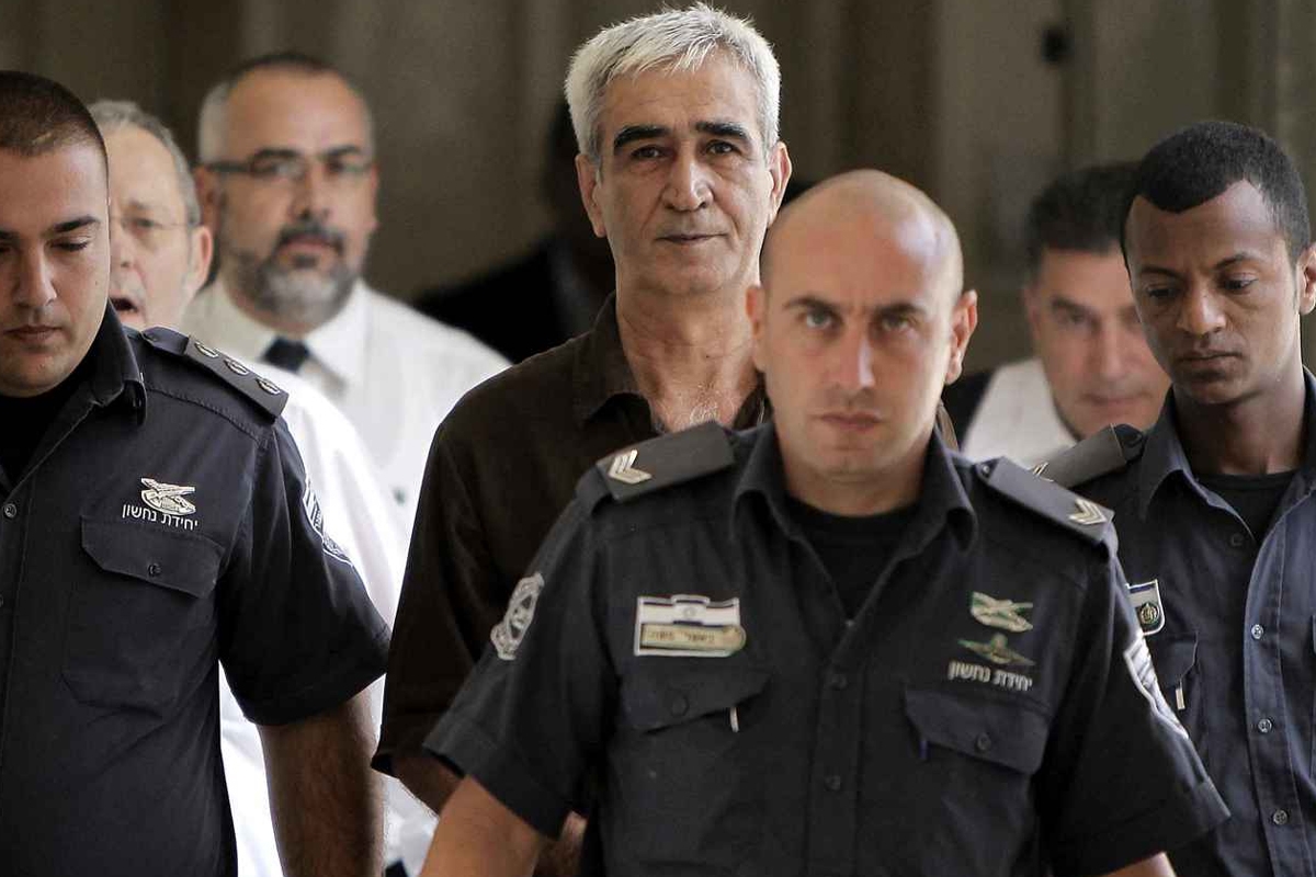 الأسير أحمد سعدات محاطاً بمعتقليه