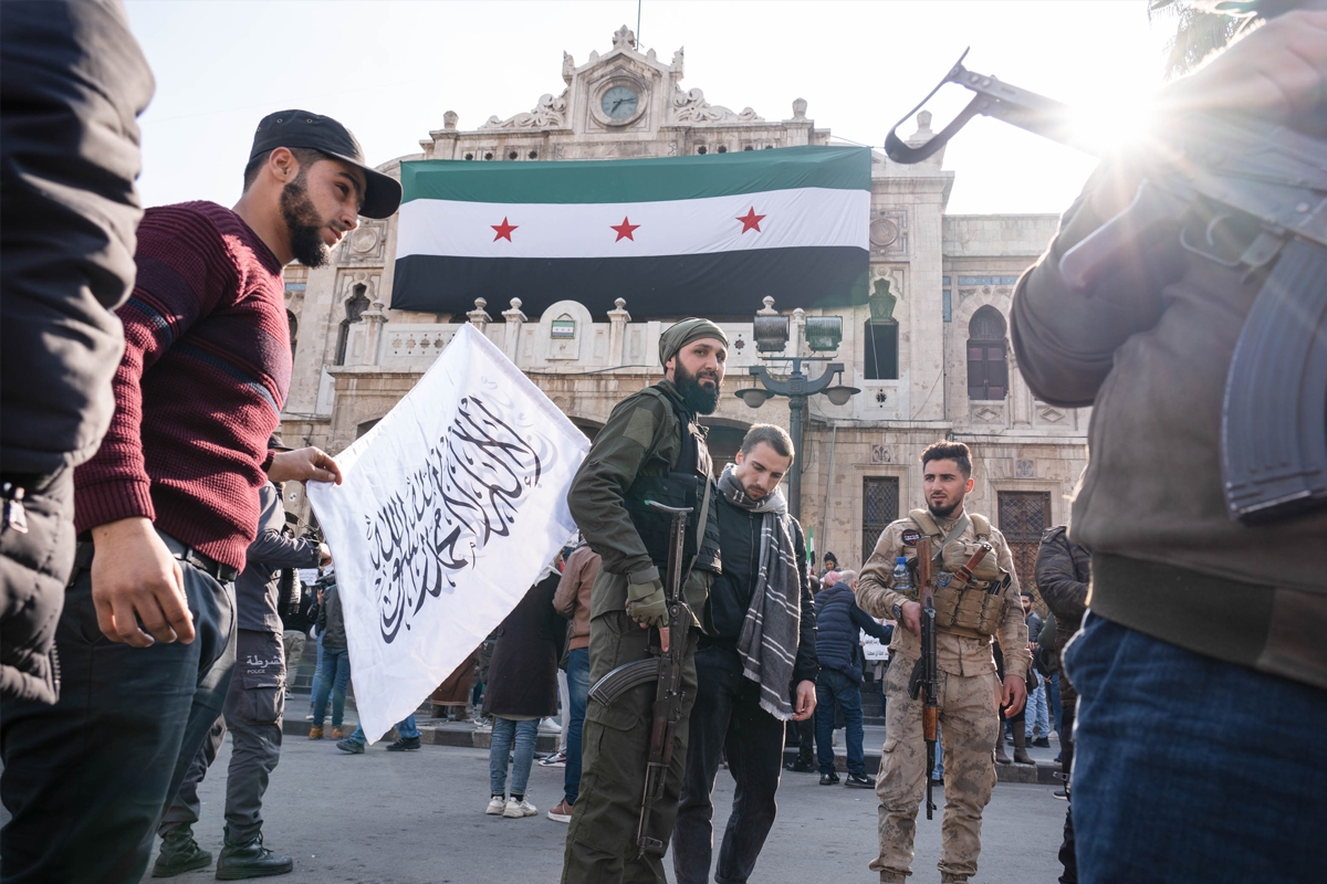 مسلحو «تحرير الشام» ومحتفلون بـ«هدنة غزة» أمام محطة قطارات الحجاز في دمشق أمس الأول (دي بي أيه)