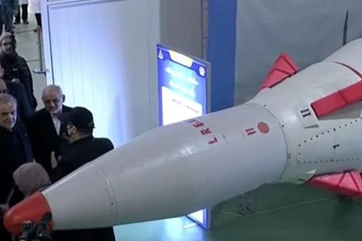 صاروخ «اعتماد»، الذي يبلغ مداه الأقصى 1700 كيلومتر