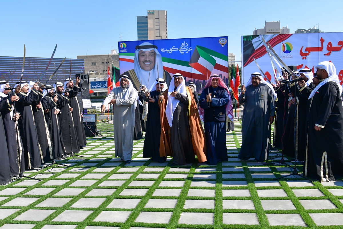 عرضة في حولي احتفاءً برفع العلم