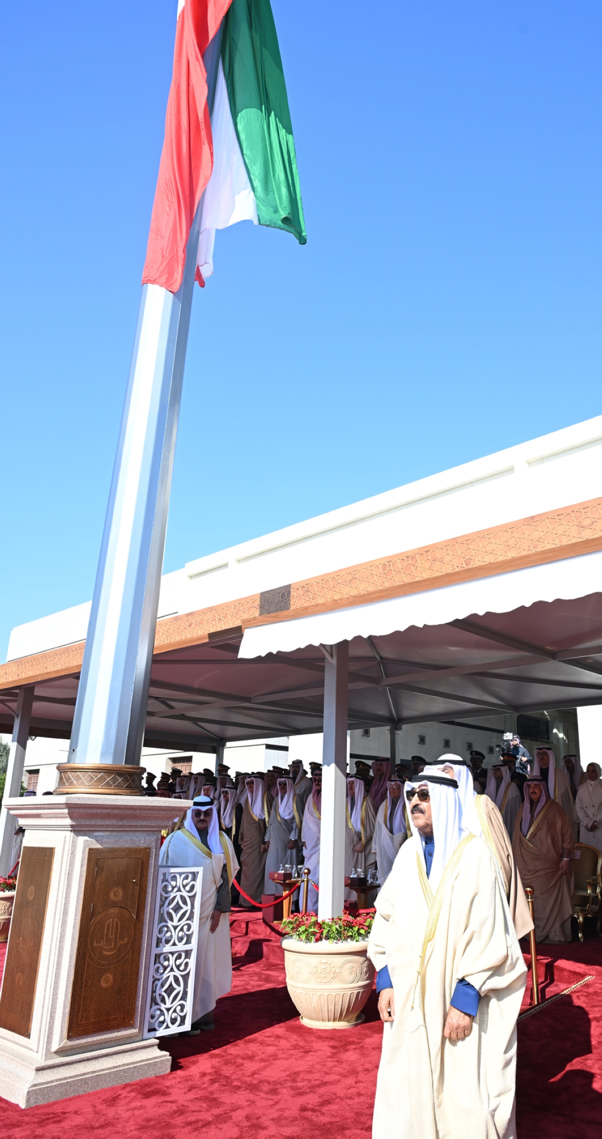  صاحب السمو بعد رفع العلم