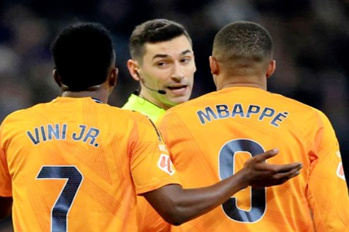 نجما ريال مدريد مبابي وفينيسيوس يعترضون على قرار حكم المباراة