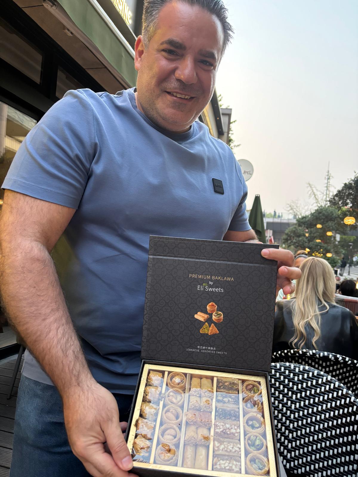 صاحب المطعم اللبناني وائل العقاد
