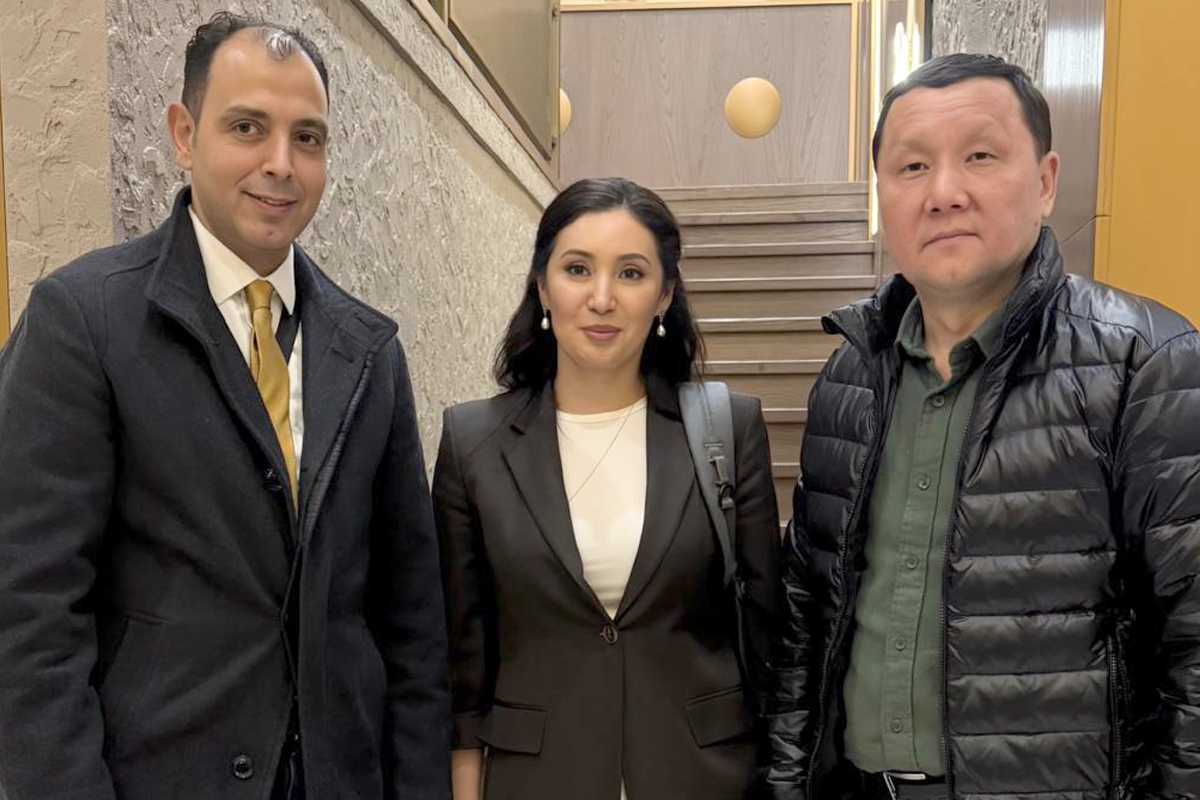 أبزال قوسبان وأكي سانجلي والزميل محيي عامر