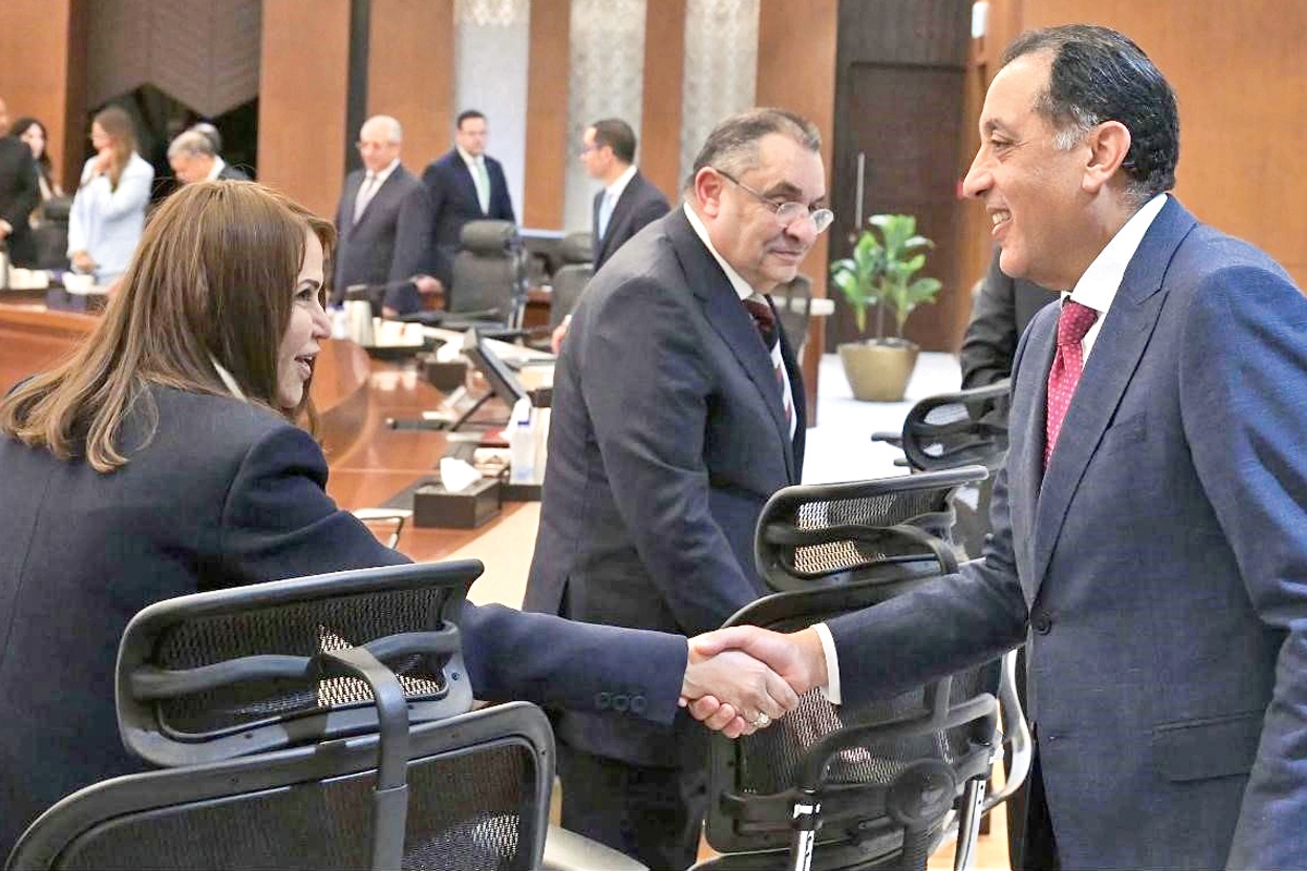 رئيس الوزراء المصري مرحّباً بشيخة البحر خلال لقاء الوفد