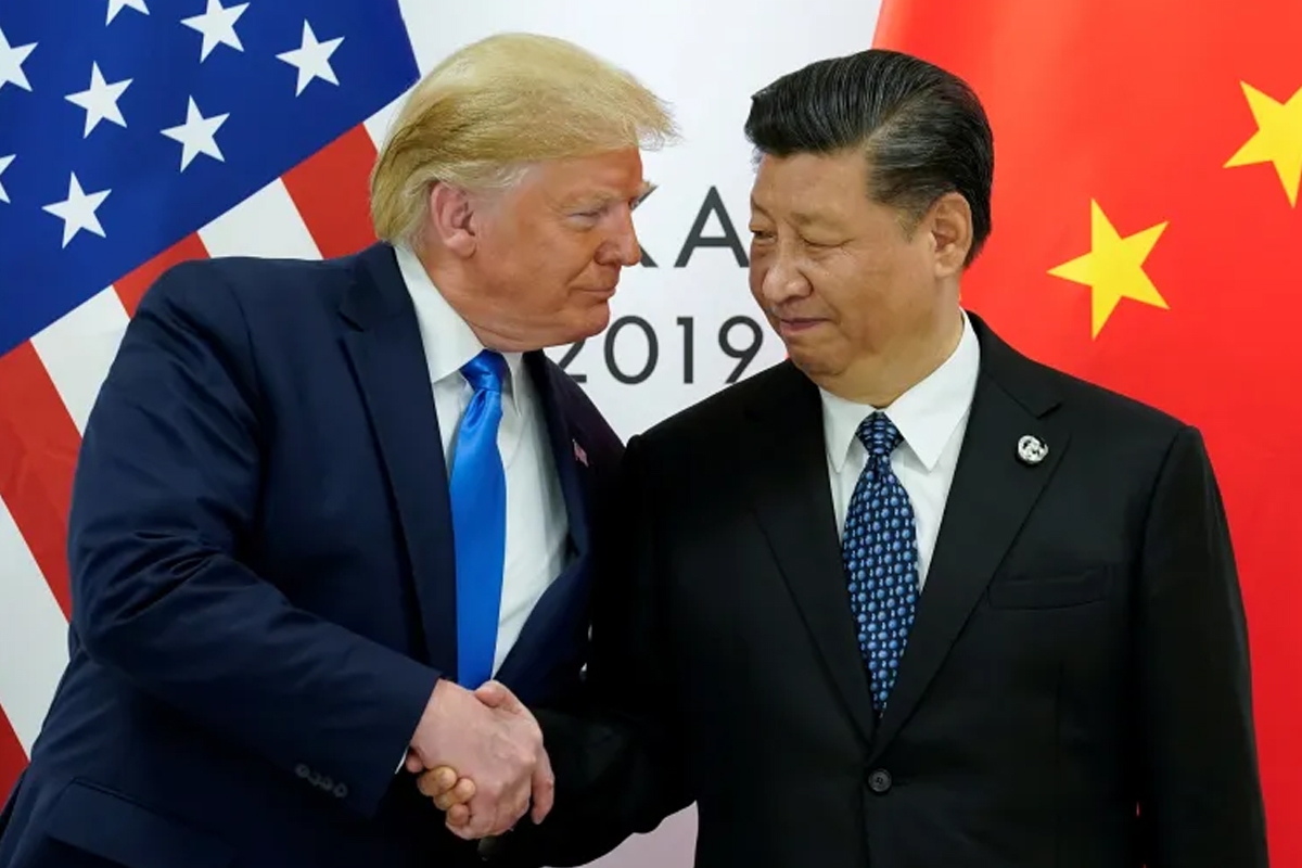 الرئيس الصيني شي جينبينغ مصافحاً الرئيس الأميركي دونالد ترامب