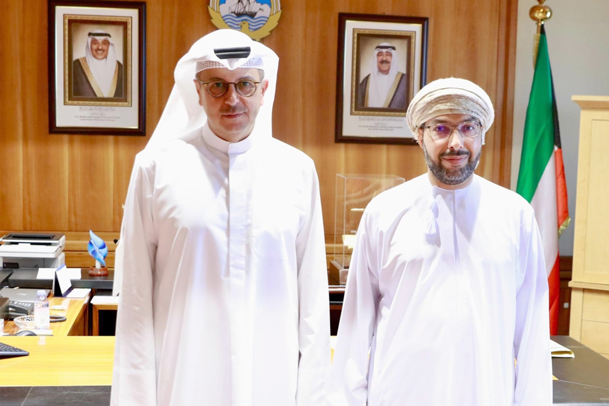 المخيزيم خلال لقائه سفير سلطنة عمان