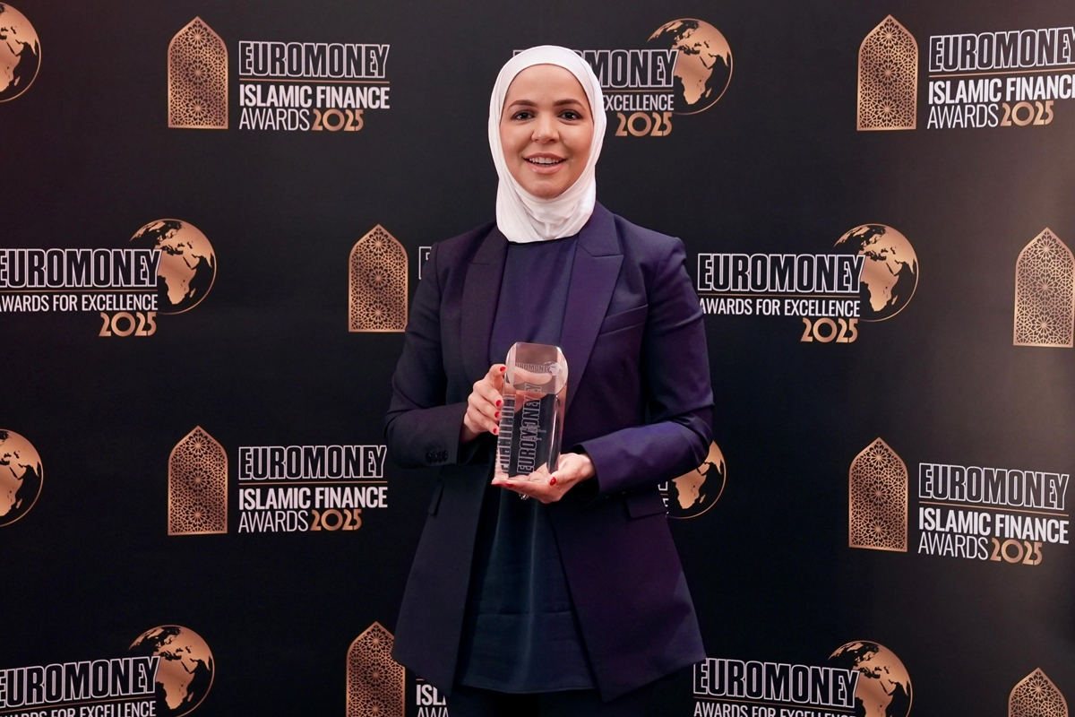 الدويسان تتسلَّم جائزة «وياي»