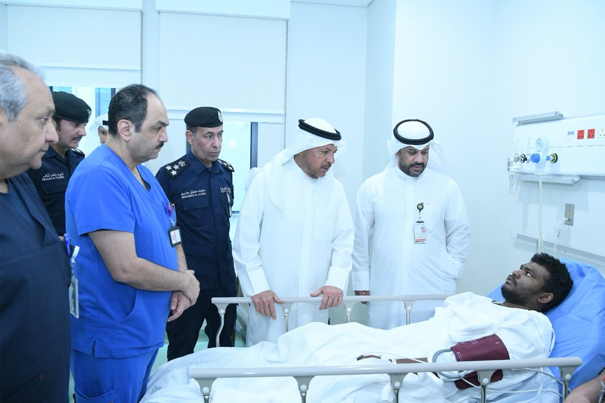 الناصر خلال زيارة أحد المصابين